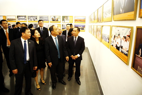Thứ trưởng Bộ VHTTDL Lê Khánh Hải cùng các đại biểu tham quan triển lãm